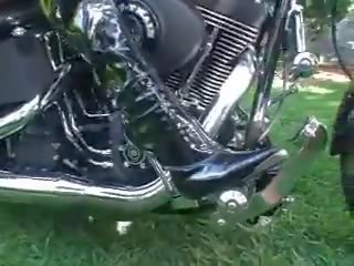 2 дівчинки revving motorcycle в черевики, безкоштовно для дорослих кліп ee