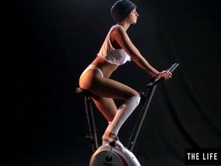 自信的 汗 青少年 駝峰 一個 exercise bike 座位.