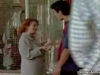 Bigtit mas matanda babae mouthing a katawan ng poste