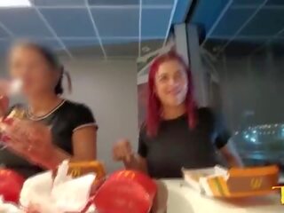 은 dua 사파다 aprontando com 운영 체제 peitos 드 fora enquanto comem 아니 mcdonald’s - anjinha tatuada oficial