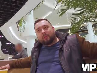 Vip4k predatore scopa eccellente rossa in il pubblico toilette