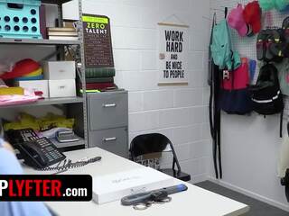 Shoplyfter - väike blond mängufilm koos mahlane perse chanel camryn paindub üle jaoks ulakas turvalisus ohvitser