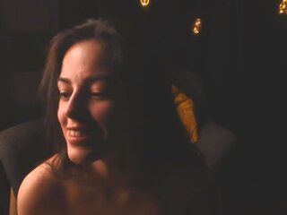 Saçly big tit gutaran künti masturbates and spanks her göt