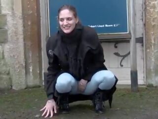 Lascivious adolescent pisses v legice in vids ji prsi v javno