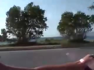 Personable blondýnka cookie s vyčiněné tělo pózování na loď v bikin