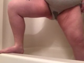Katie lulanje ji hlačke in showering off