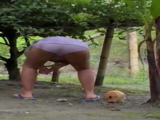 Ля vecina nalgona va a mi finca a buscar limones cuando mi esposa немає esta y termina chupando verga hasta acabar tragando сперма cremoso