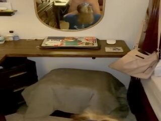 美丽 年轻 步 妈妈 喜欢 到 赚 一些 金钱