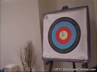 Demi & сара грати роздягання darts, безкоштовно грати онлайн брудна відео шоу | xhamster