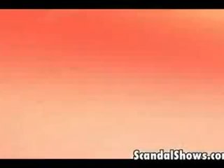 Beguiling libidinous дівчинки позування в чарівний lolly поп в передній з audience!