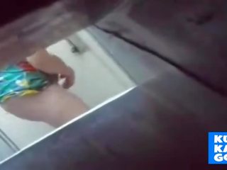 Betrapt door verborgen camera, spionage mijn mum vingeren in toilet