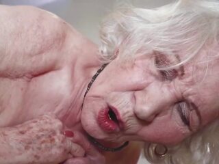 돌린 에 할머니 이다 갈망 단단한 manhood 에 그녀의 털이 많은 고양이