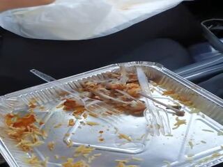 Langkah ibu fucked melalui legging manakala makan dalam yang kereta