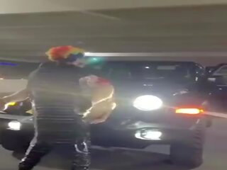 핑크 머리 streetwalker 도착 두드리고 에 jeep