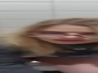 Kendra plays with her amjagaz in a jemagat öňünde hajathana