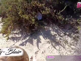 Hor nemes blondinka başlangyç ýaşlar has jemagat öňünde ulylar uçin clip on the pläž