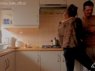 Кухня підготувати з з embracing & фінгерінг - чуттєвий дразнением stepsister