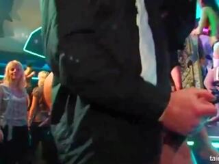 Seksuaalne brides masturbeerib ja fucks sisse avalik