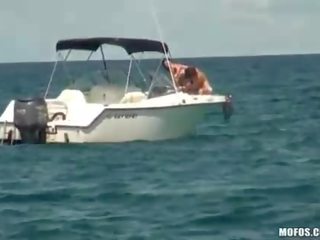 Dva holky na a jachta špehoval na a bouchl