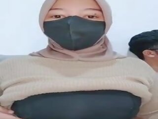 Hijabia abielunaine snuggles koos abielumees jooksul elama: petting räpane film vägitegu. sarah grande