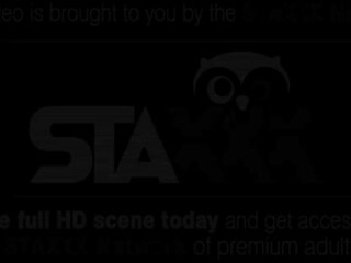 Със завързани очи брюнетка получава изненадан с а тройка. | xhamster