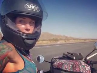 Felicity feline motorcycle 饼干 骑术 aprilia 在 胸罩