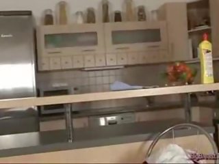 Bigtit 엄마는 내가 엿 싶습니다 squizing 그녀의 가슴