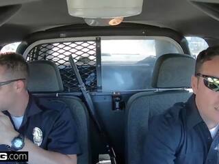 Screw ang cops - latina bad darling nahuli supsupin a cops turok