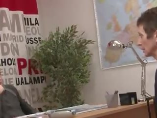 Marriageable dostane vyholené pro a práce, dostane vězněný podle ji starý člověk