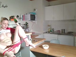 可爱的 青少年 硬 手淫 的阴户 瓶 - 特写