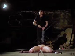 Piesaistīti augšup pusaudze vergs kliedzošas uz sāpe verdzība un bdsm pieaugušais filma