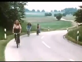 Schulmadchen-report 13 1977: גרמני פורנו רך נוער מלוכלך סרט על ידי ציצים חורים