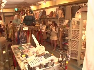 日本語 女同志 店 assistant
