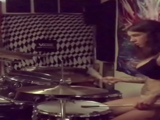 Felicity feline drums v ji spodnje perilo pri domov