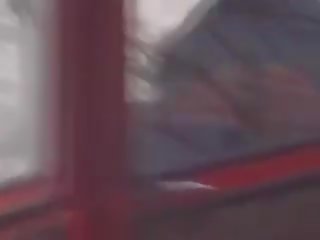 Пантера вдарив по 2 adolescents на a tractor