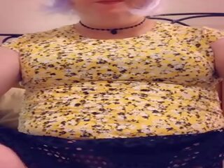 Pantyluvn חנון משפשף שלה clitty עם precum