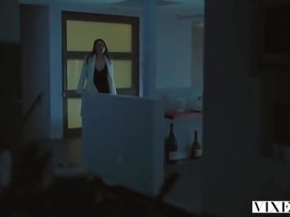 Chồn cái janice griffith và ivy wolfe sneak trong sân sau vì nighttime hồ bơi vui vẻ