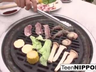 Jepang adolescent blows her youth outdoors