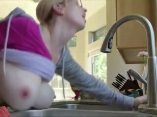 Malaking suso pandaraya asawang babae nabunggo sa kusina counter: Libre malaswa video 8d | xhamster