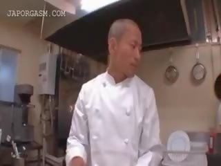 Á châu phục vụ bàn được ngực grabbed qua cô ấy ông chủ tại công việc