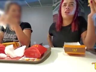 은 dua 사파다 aprontando com 운영 체제 peitos 드 fora enquanto comem 아니 mcdonald’s - anjinha tatuada oficial