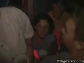 注意 harlot straddling 和 他媽的 中 一 學院 他媽的 巨星 黨