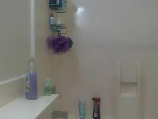 Tattooed puti bata babae sa ang banyo