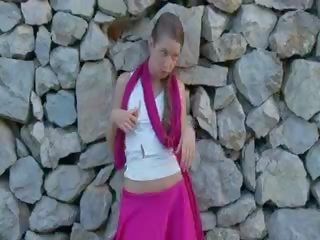 Giovanissima da russia strippaggio fuori