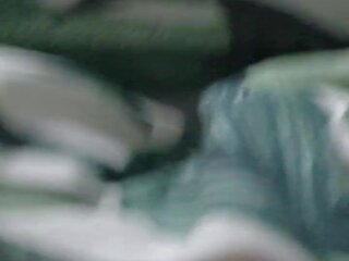 步 妈妈 得到 连衣裙的 而 步 儿子 是 裸 在 她的 床: 灵活 业余 色情
