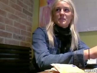 熱 金發 女士 拍著 在 公 廁所