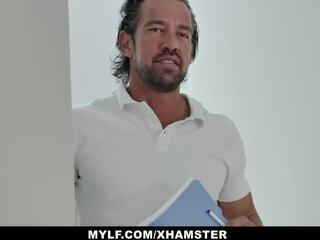 Svart milf september regjere bruksområder repairman til ordne henne. | xhamster
