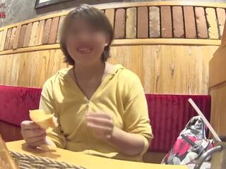 一 乳房 牛奶 妻子 works 為 她的 unemployed 丈夫.