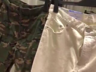 Публічний blowjob&period; я висмоктаний a чужий хуй в в changing кімната з a mall одяг магазин