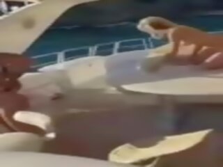 Argëtim i dashuruar babes në një varkë